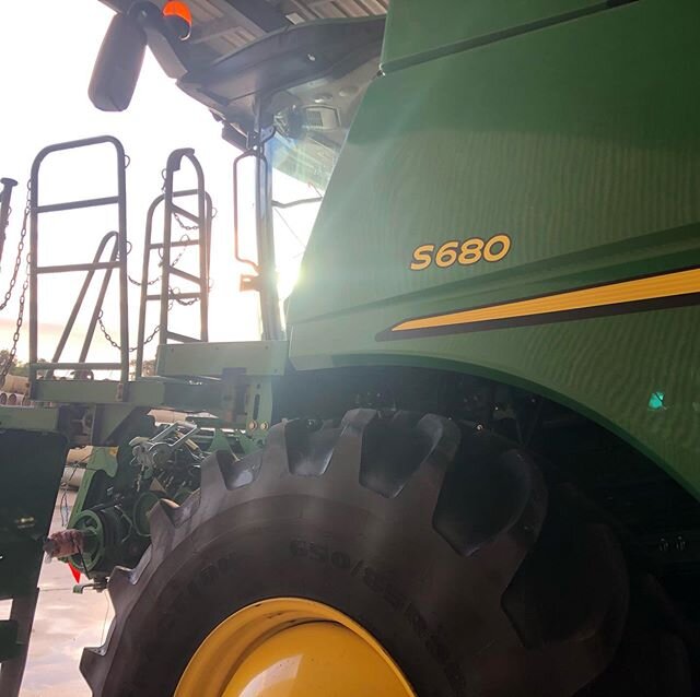 #Working with @seedterminator #today on the @johndeere #S680.
#gotta #love #workingintherain with #thislot ! :)
#video #Adelaide #southAustralia #lonsdale #videographerslife #spotodaunshine #sunsout #header #farmlife