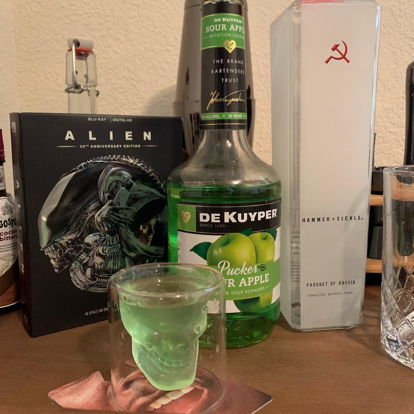 This one goes out to @ellestdee who&rsquo;s favorite horror movie is Alien👽

Alien and a Face Hugger Shot
&bull;1oz Vodka
&bull;1.5 oz Green Apple Schnapps
&bull;Splash of simple syrup

Send us your spooky movies for featured drink pairings!
