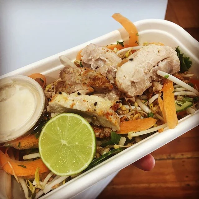 Salad bowl today Thai chicken bowl mung bean, carrot, coriander, lime, sesame, crispy shallots, peanuts, cucumber with @picspeanutbutter satay dressing also available without chicken.
.
.
.
#jaksisland #jaksislandcatering #saladbowl #nelsonshines #cheflife #love #goodfood #nourish #lunch #lunchbox #freerange