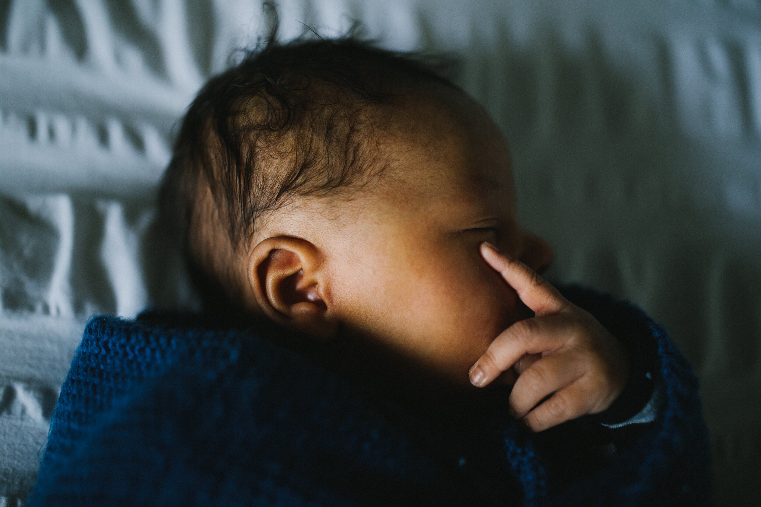 newborn-photography-hand-on-face