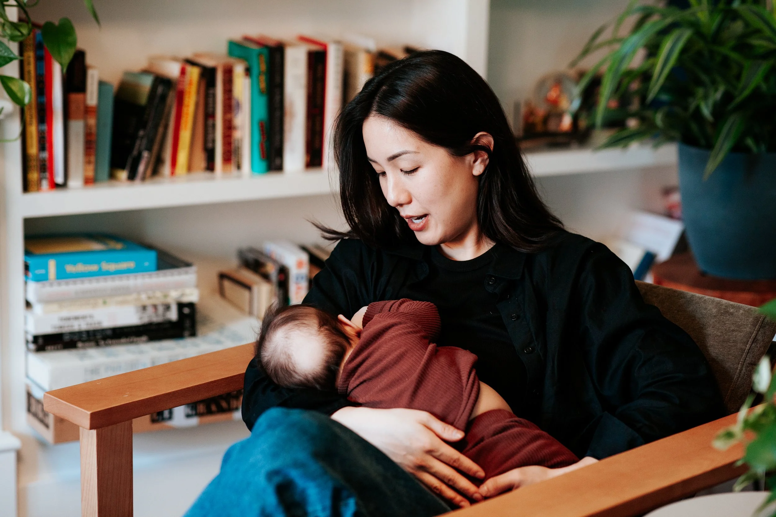 seattle lifestyle photographer - in home newborn photography 