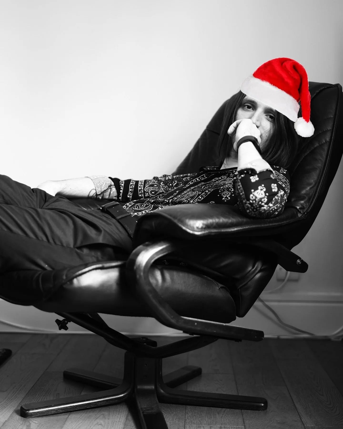 Merry Christmas!! 🎄🎁 It seems to be snowing on jakebradford-sharp.com... how festive! ❄️🌨️ 

Here's to a very Christmassy day all round ☃️🎵

#christmas #website #music #composer