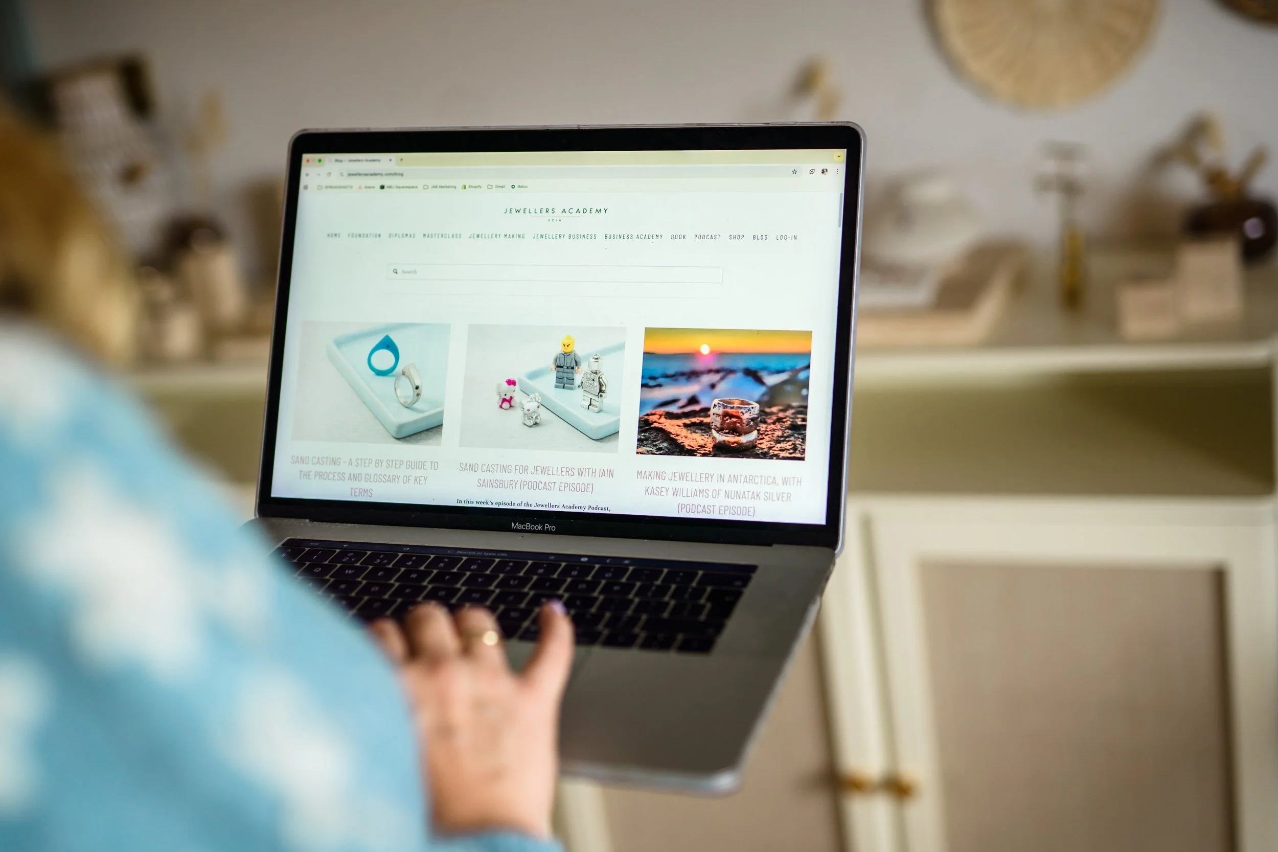 Why Moving from Etsy to Your Own Website Is Worth It with helen from hr digital design (Podcast episode)