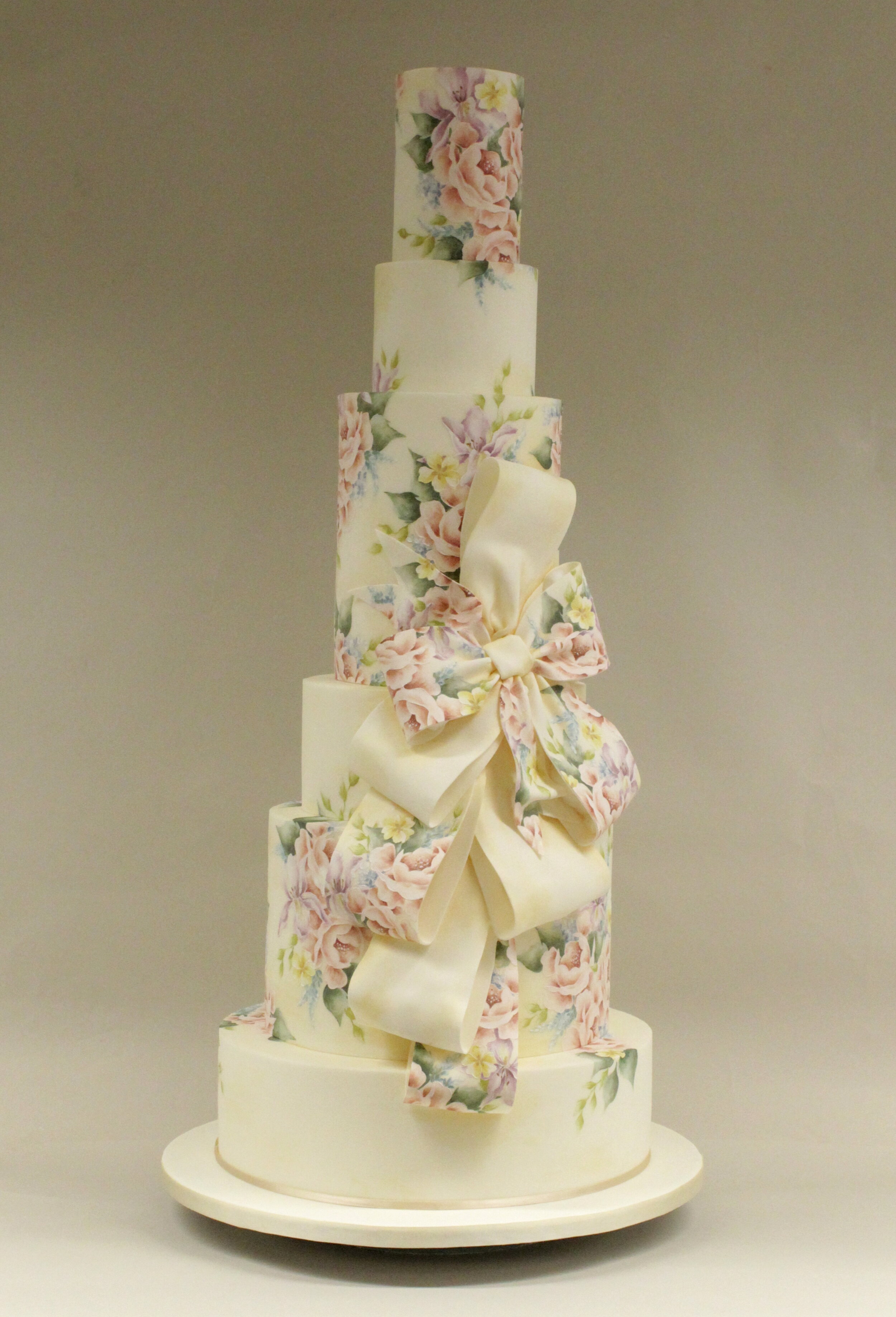 Showstopping wedding cake created for 'Cake International' wedding cakes feature