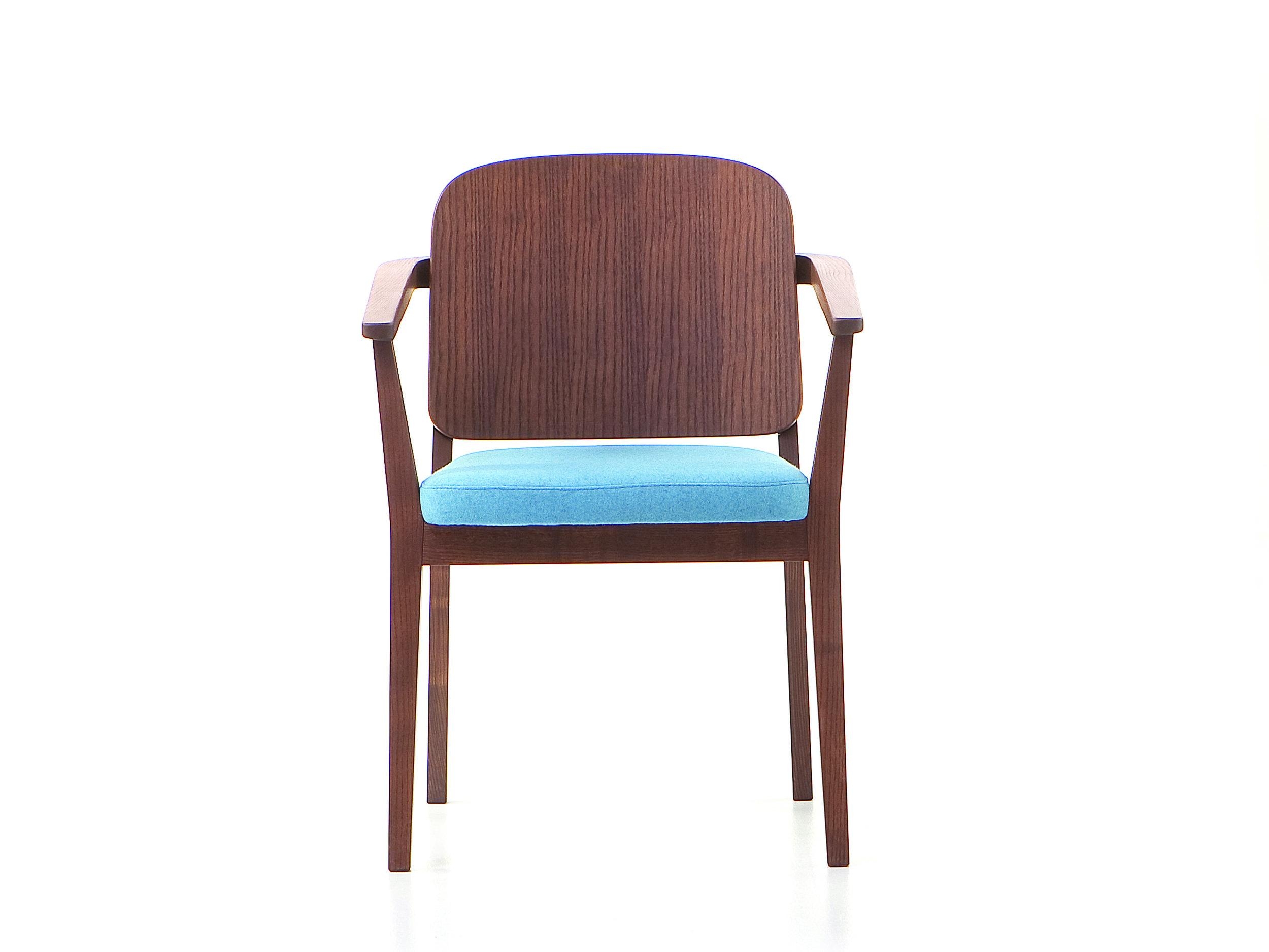 VER_Chelsea_armchair_woodback__front_c.jpg