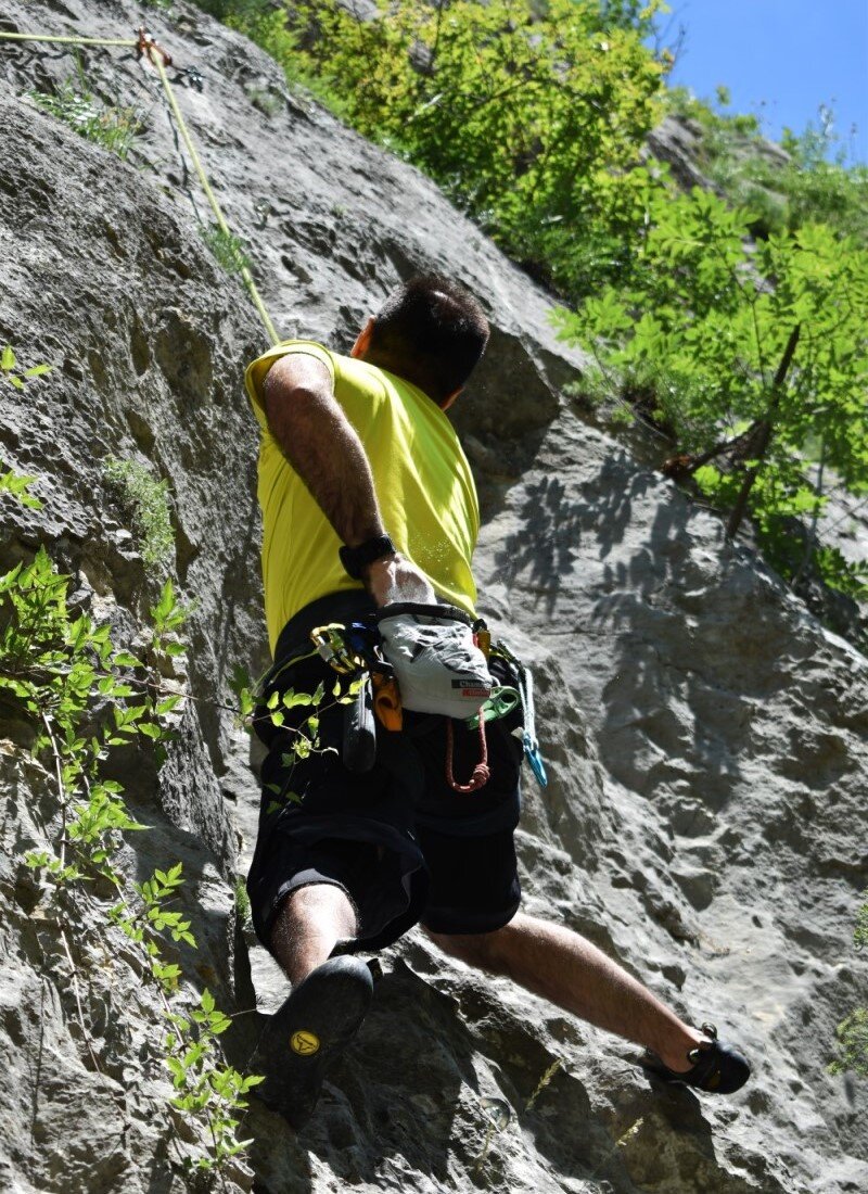 $490 chalk bag in last month's GQ : r/climbing
