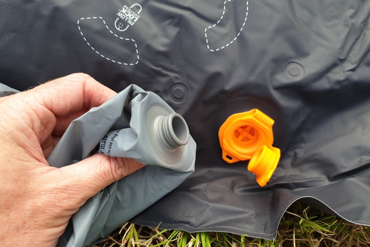  THE VALVE SYSTEM IS SUPER IMPRESSIVE AND EASY TO USE — IT HAS SEPARATE VALVES FOR INFLATE/DEFLATE (ALTHOUGH THEY ARE PART OF THE SAME PORT), WITH THE ONE-WAY INFLATION VALVE CONNECTING SECURELY WITH THE PROVIDED PUMP SACK. 