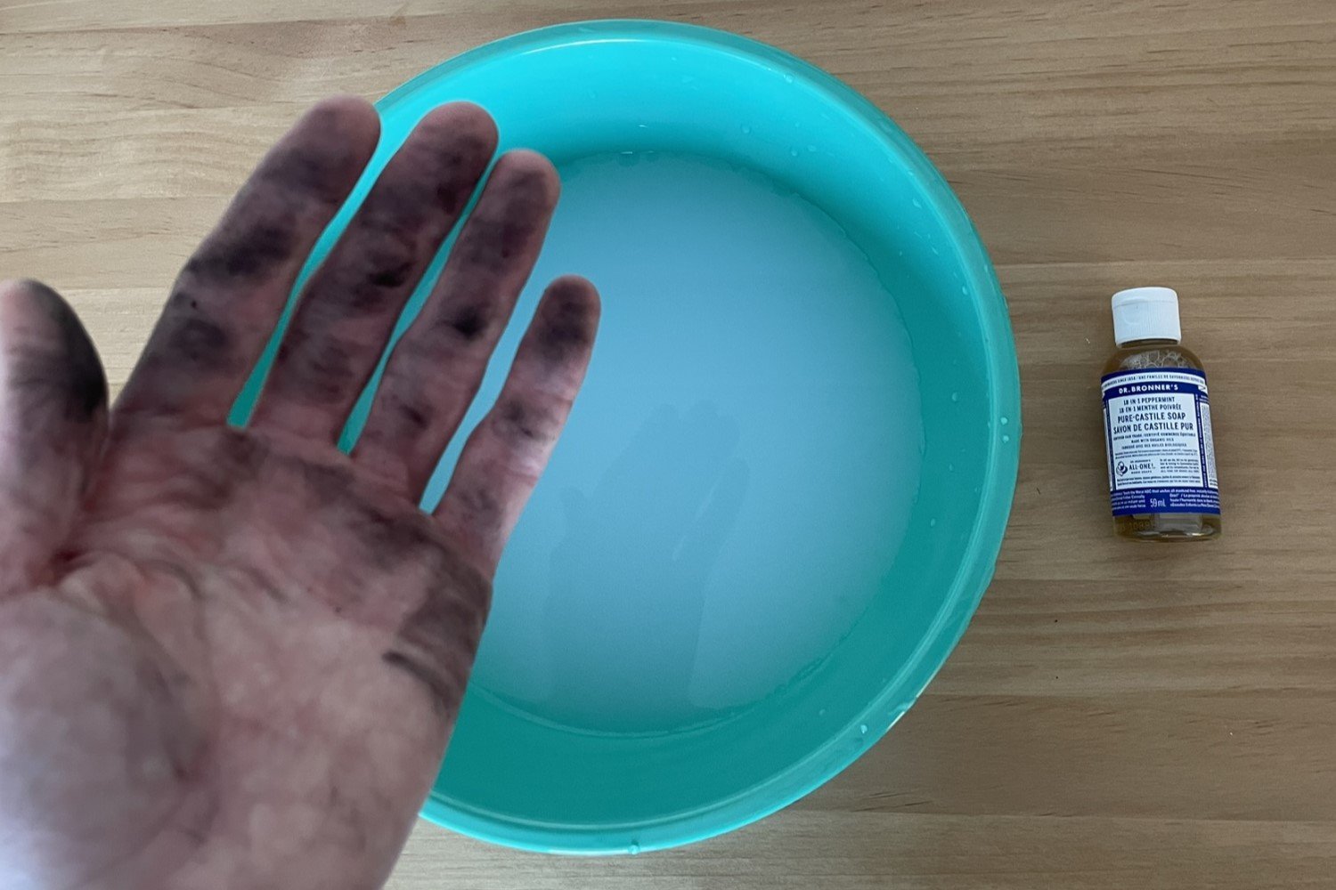  Our primary test included mixing ½ tsp of each soap into 1 liter of cold water to wash our hands of bike grease, one of the grimier things you’d reasonably encounter in the backcountry. 