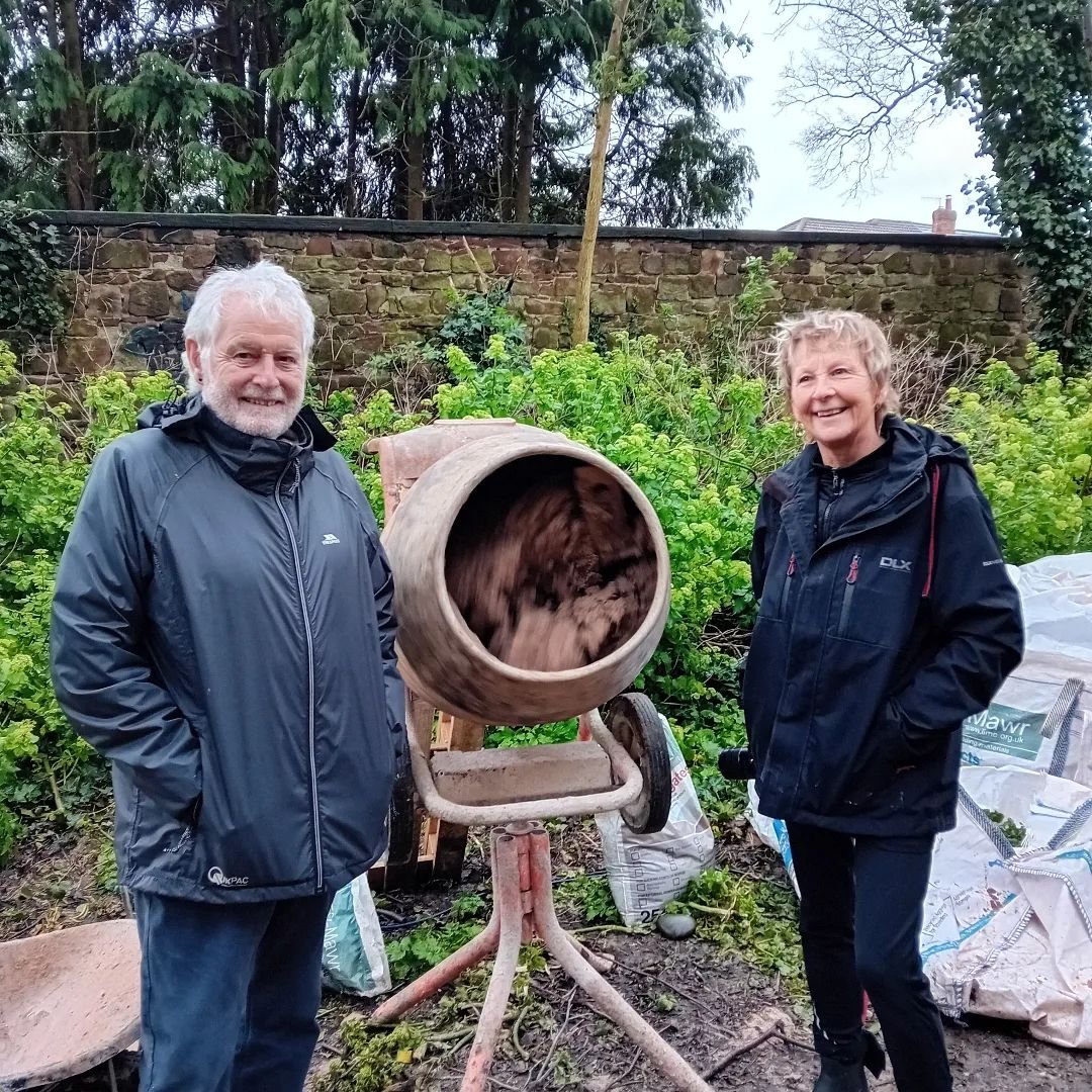 Lovely to welcome Jan and Chris from @the_caravan_gallery to Sudley. Talking gardens, heritage, art, housing coops, social politics and of course, hempcrete! Great to hear about everything happening at @saving_rons_place and we're looking forward to 