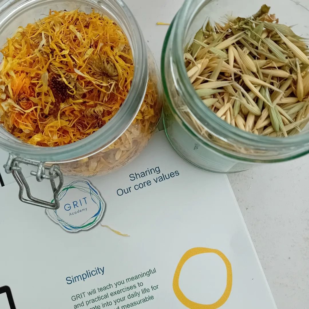 We chose Calendula and Oat Grass tea for our penultimate Grow Yourself holistic wellbeing session. Healing, soothing, nourishing plants from last season in the garden, felt right on a beautiful spring day 🌼

Anna from @opentocreate_ guided the group