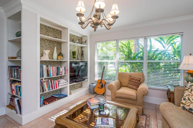 This bright living space also spotlights the verdant grounds and features clever built-ins that is just waiting to proudly display trinkets from travels, collector’s editions, and your favorite pottery & art.