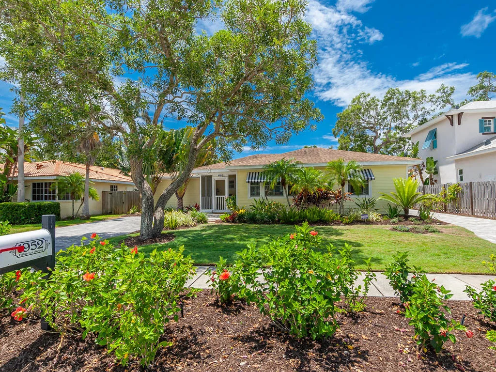 1952 Hibiscus St Sarasota FL-008-009-C H P team 008-MLS_Size.jpg