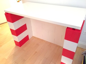 Desk+red+and+white2.jpg