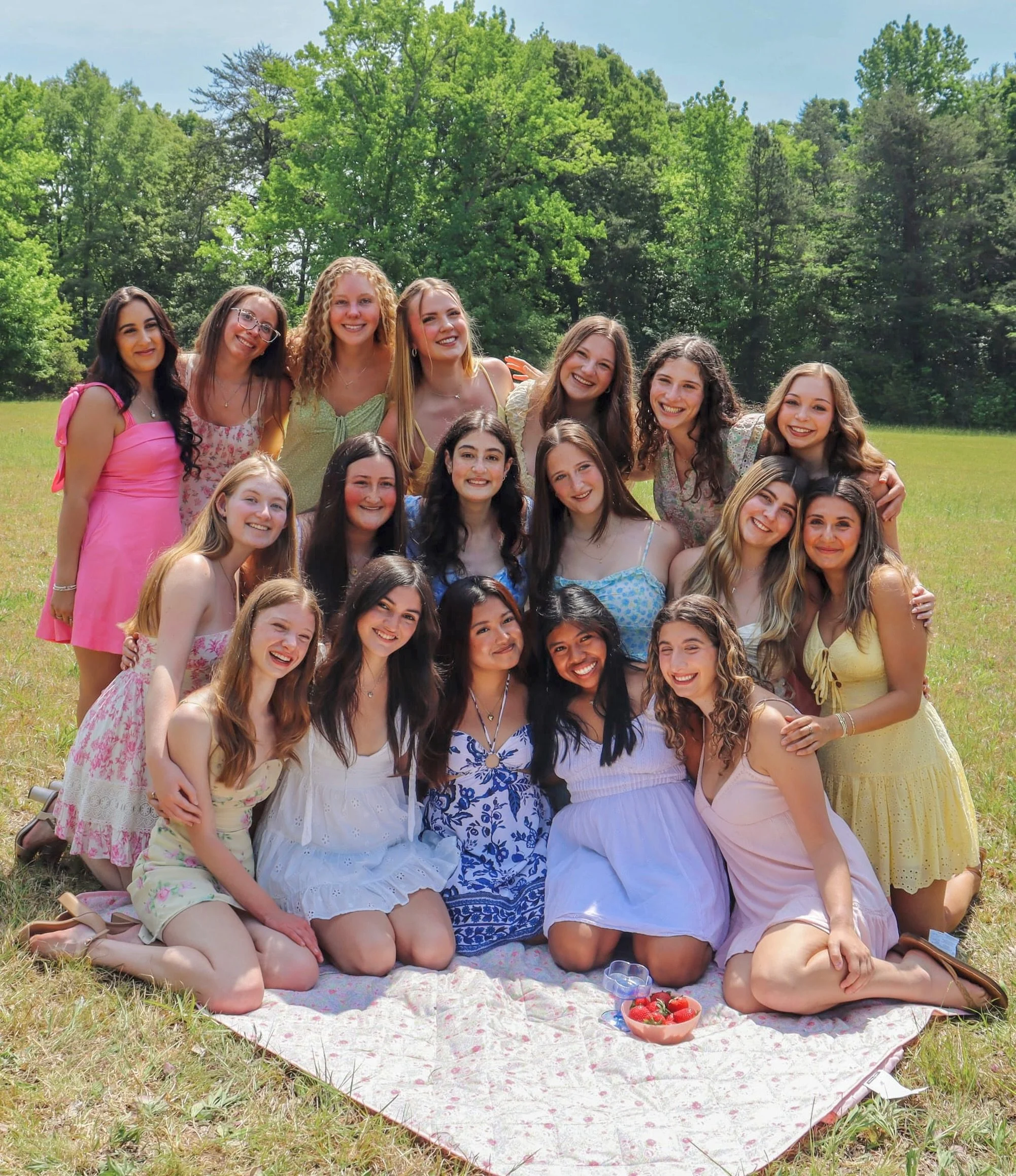 We&rsquo;re already SO excited for recruitment! Do you know someone going into college who you think would make an amazing phi? Fill out our &ldquo;introduce a future phi&rdquo; form, linked in our bio! 👯&zwj;♀️🤍💚😊

#aephi #sorority #sororityrecr