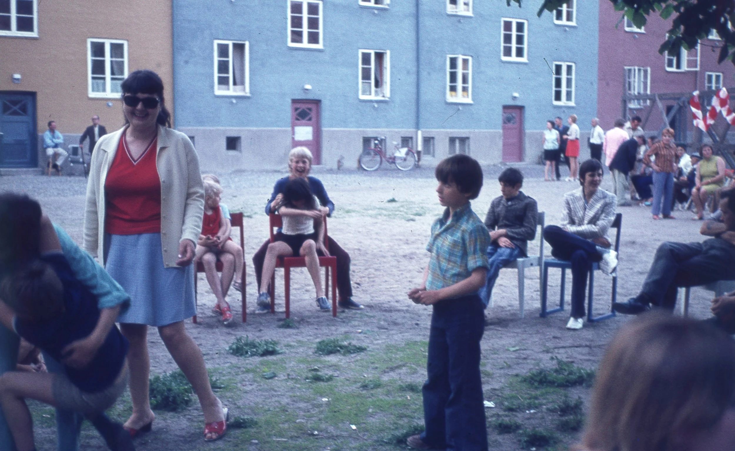 Gunnel_FestDamRödtröja.jpg