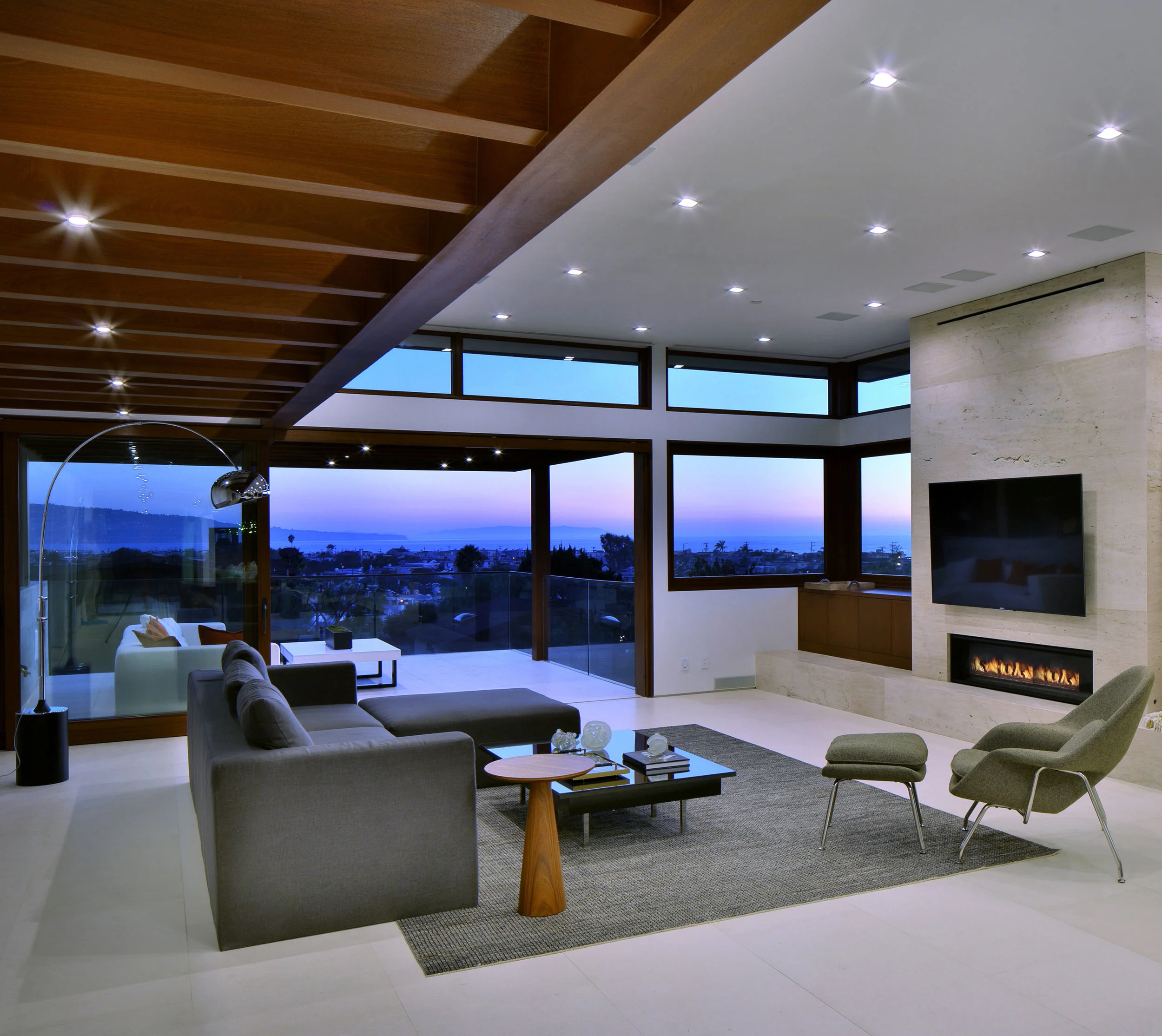 14-modern-architecture-ManhattanBeach-views-livingroom-SiliconBay.jpg