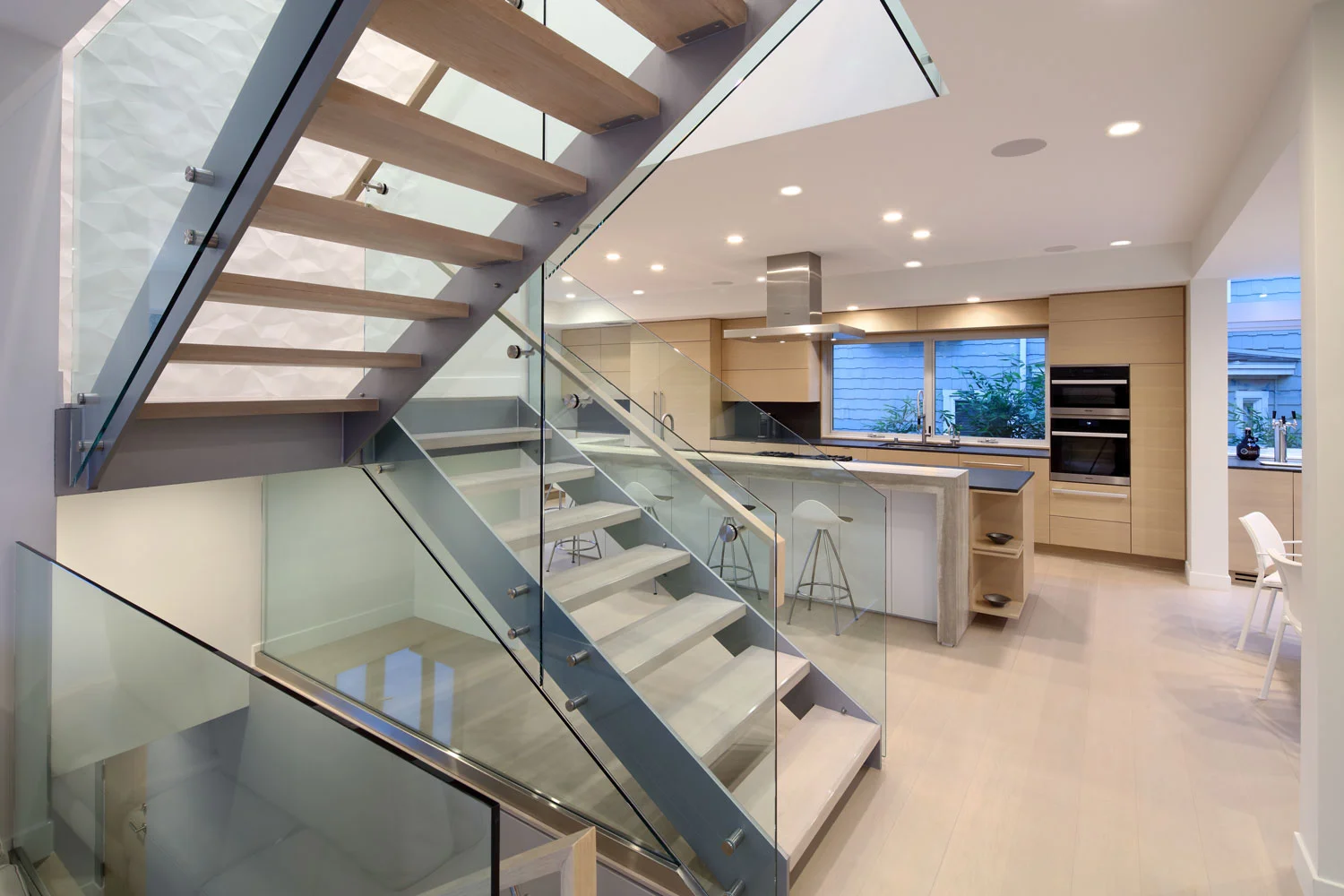 silicon-bay-glass-staircase-contemporary-architecture.jpg