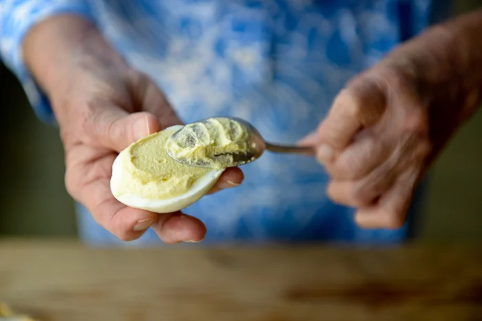 CHF_2320_momegg2.jpg
