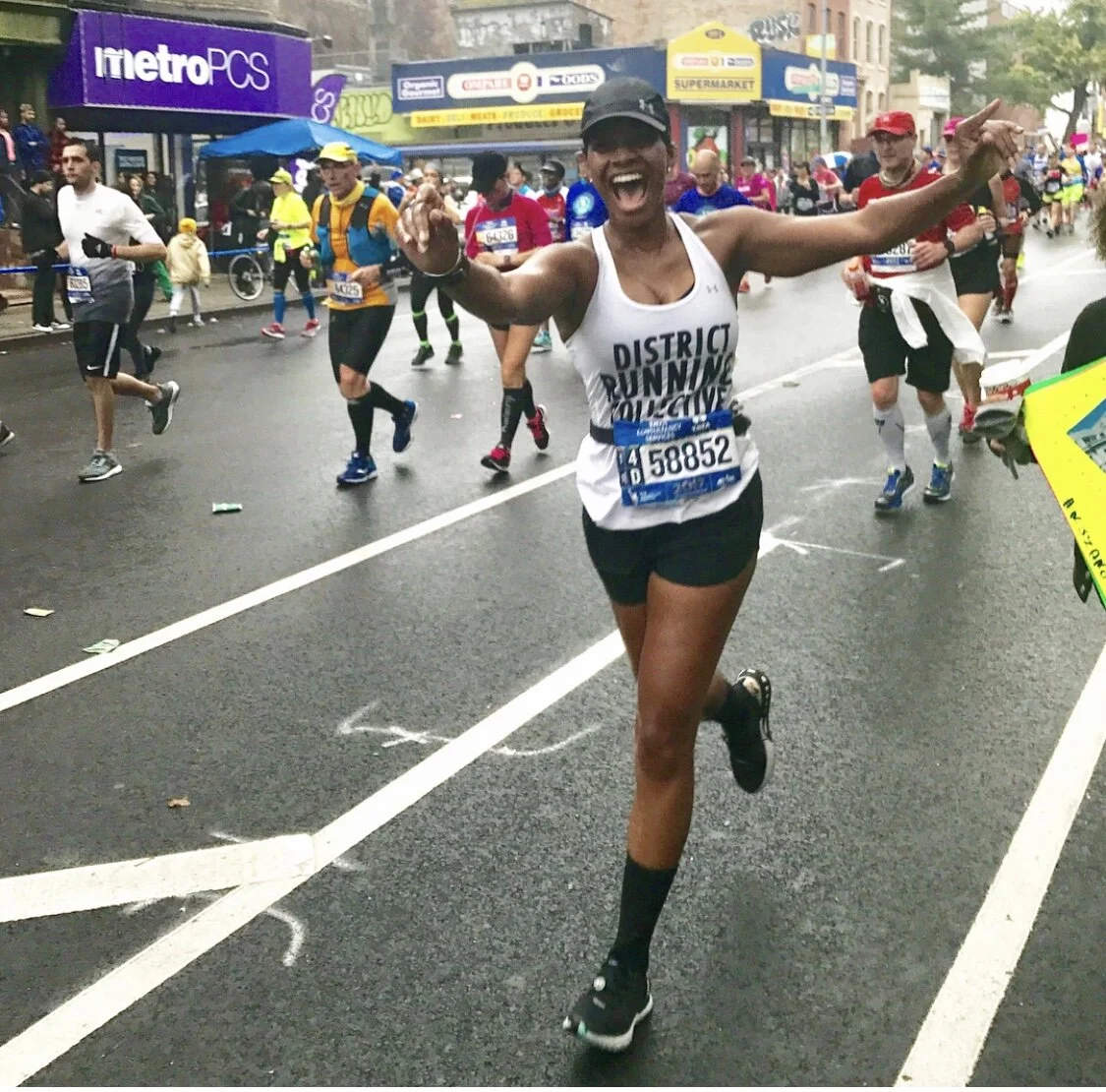 Ashlee running through her cheer squad at the 2017 TCS New York City Marathon.