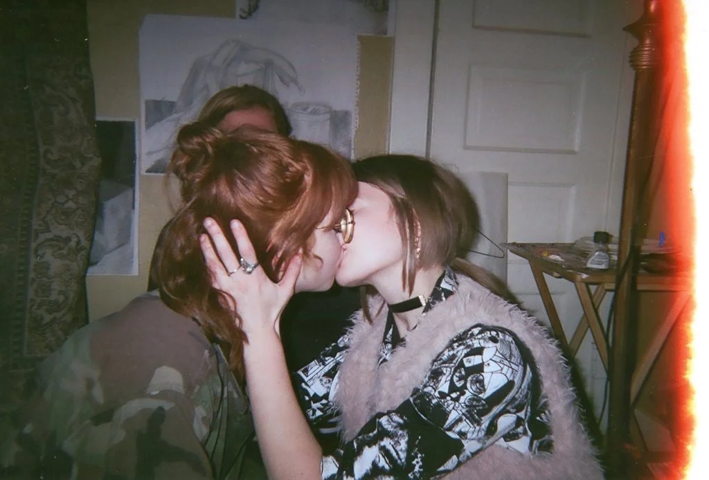kissing competition begins, march 2017
