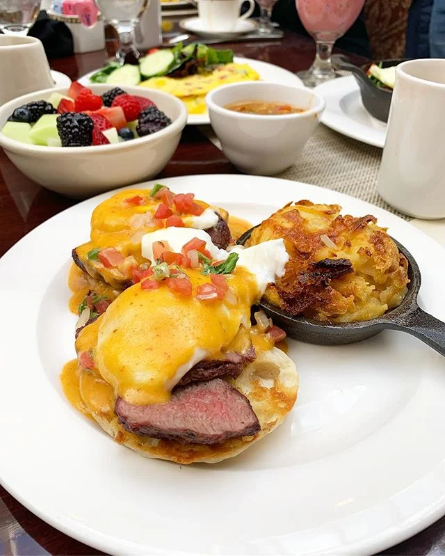 🍳Steak and eggs benedict with chipotle hollandaise and pico de gallo = perfect brunch dish 🌶 @thehotelcolorado opened in 1893, was briefly the White House and has hosted almost every president and famous person! 🍳🍳🍳🍅🍅🍅🍽🍽🍽🍽 / 📷 credit to 