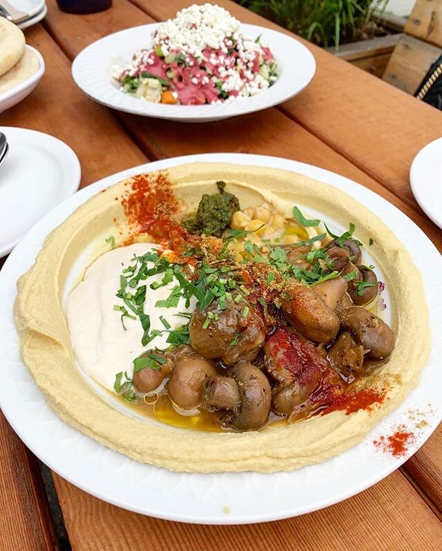 Happy #InternationalHummusDay AND #TakeOutDay! This is truffle hummus with button mushrooms 😍🍽🧆🥙 ⠀
⠀
🥙 @parallel_brothers is open for take out and delivery! 🧆 ⠀
⠀
📷 credit  to @tofoodies #toronto #takeouttoronto #deliverytoronto #parallelbroth
