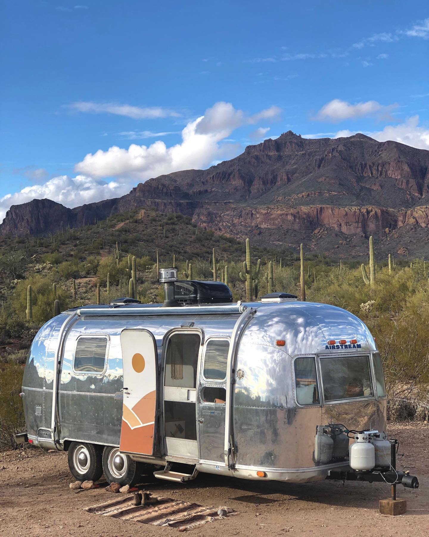 Our favorite kind of backyard views 🌵🌵
.
.
.
#camperlife #camperlifestyle #vanlifecaptain #vanlifeproject #vanlifedreams #vanlifeculture #rvlife #rvliving #airstreamadventures #vanlifecamper #arizona #saguaro #superstitionmountains