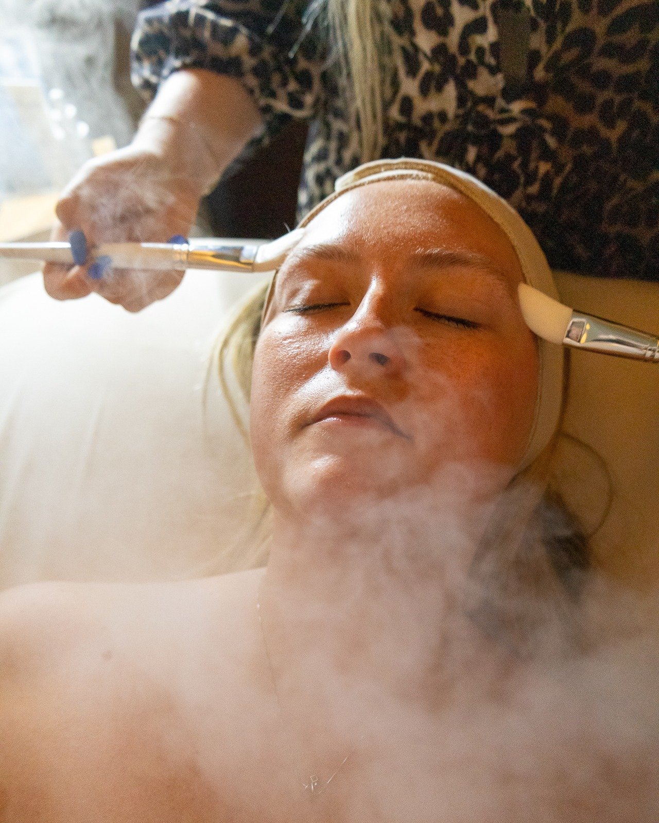 Introducing the Sea Breeze Oxygen Glow Facial.

Designed to clarify, oxygenate, and restore, this 50-minute treatment helps refine pores, neutralize environmental stressors, and leave skin feeling clear, refreshed, and luminous.

Think: purified, plu