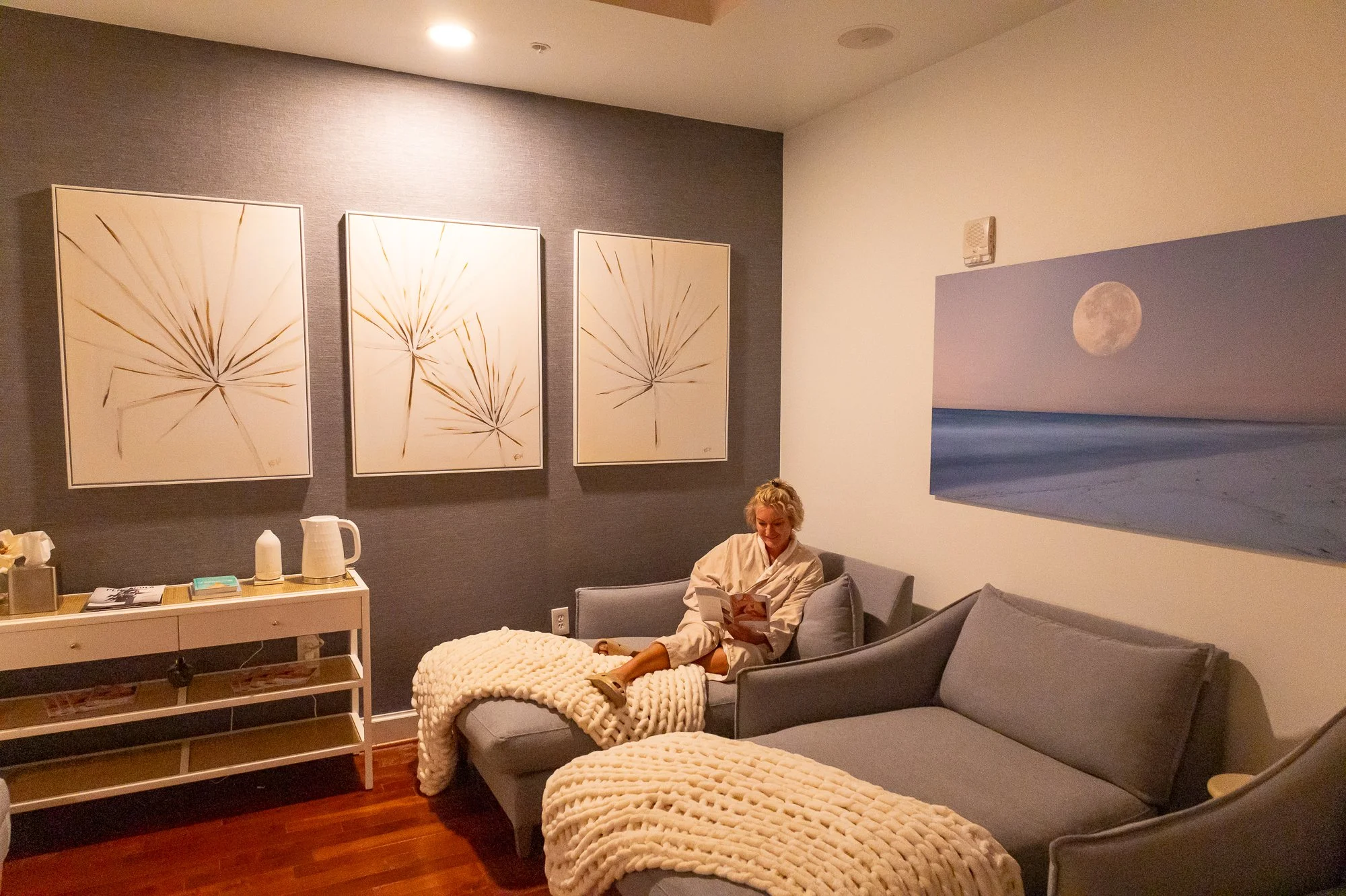 Every detail is designed with your relaxation in mind.

From the moment you arrive in our treatment rooms, you&rsquo;ll be surrounded by comfort, calm, and care.

Reserve your spa experience today.