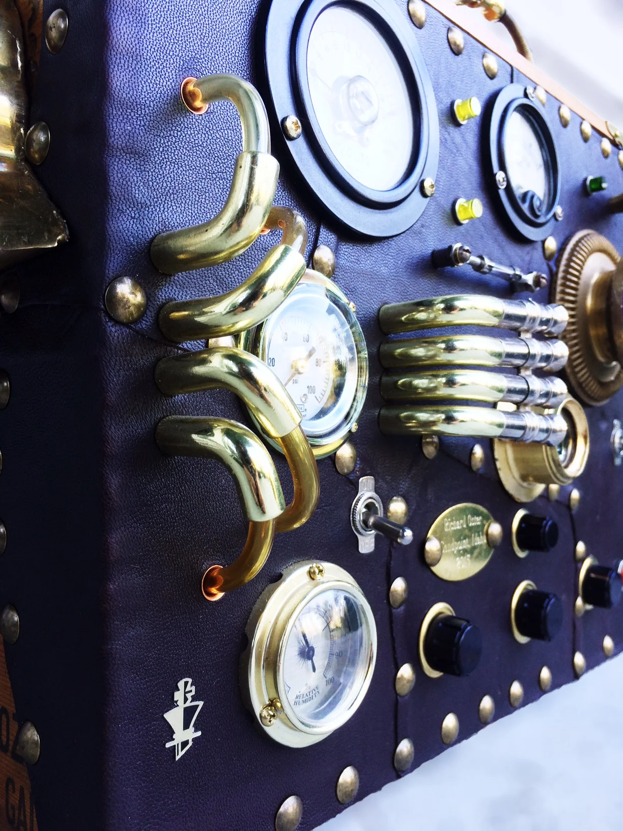 steampunk-whiskeybox-radio-gauges.JPG
