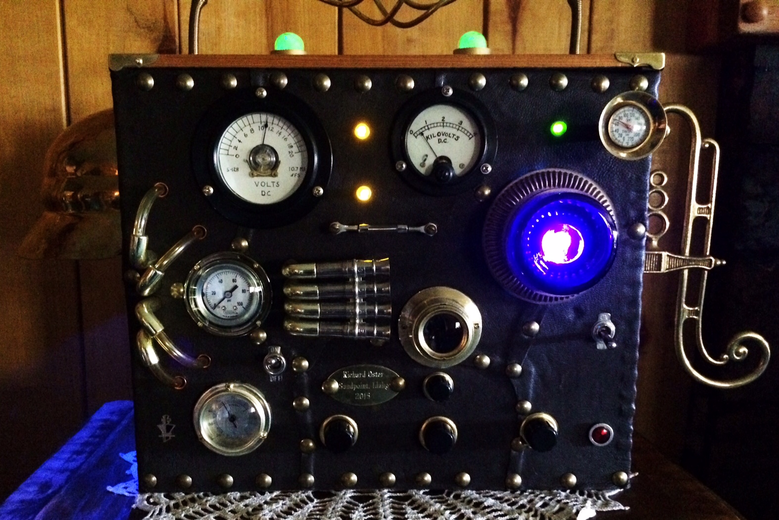 steampunk-whiskeybox-radio-front-lights.jpg
