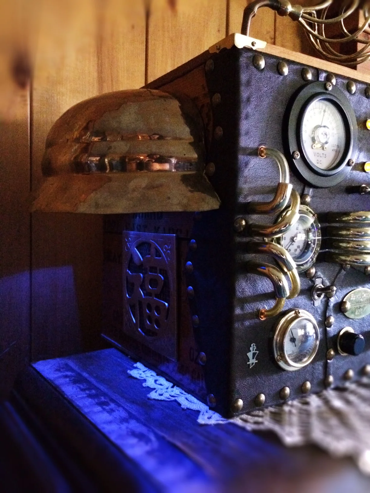 steampunk-whiskeybox-radio-side-light.JPG
