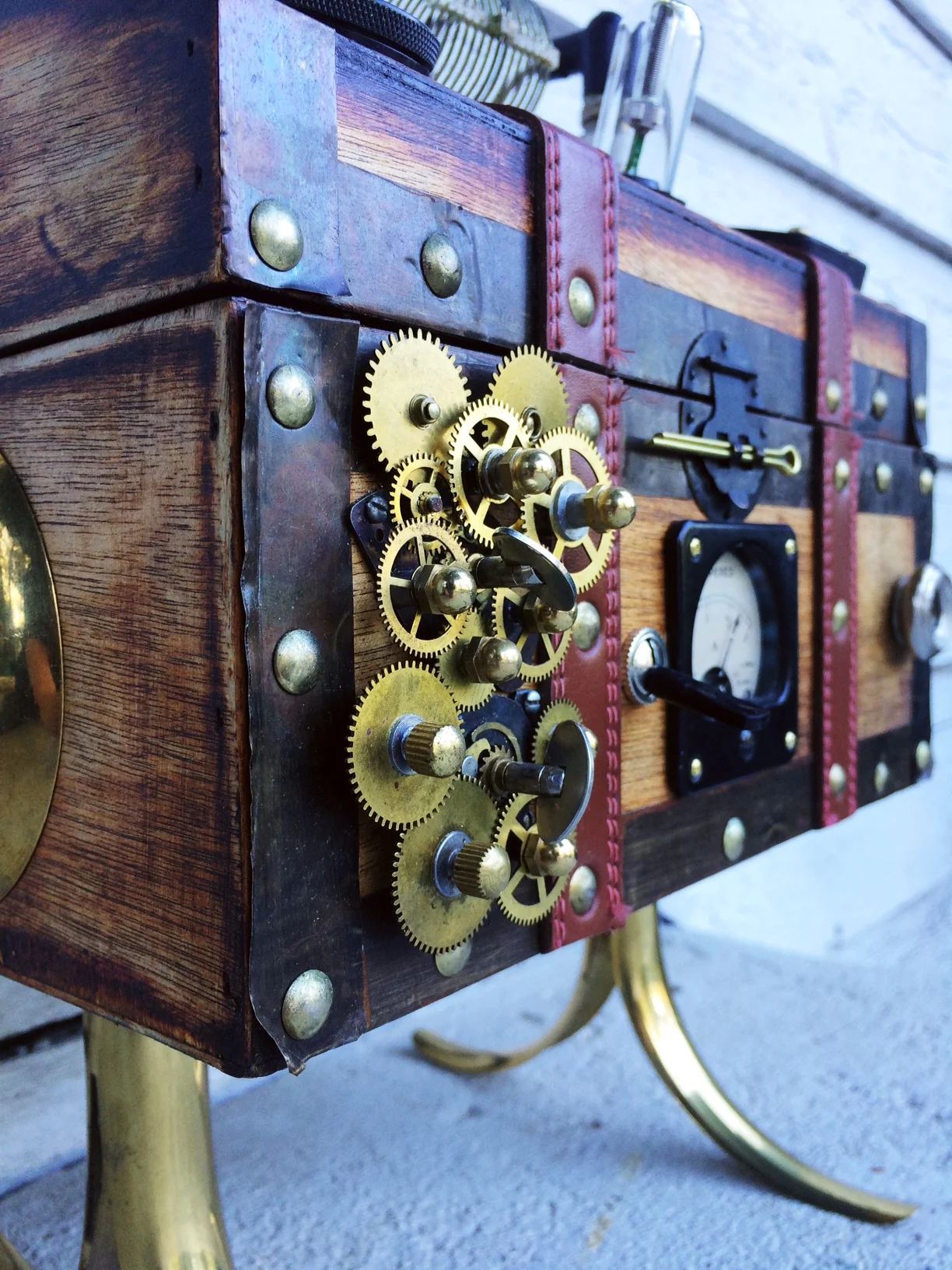 Steampunk-Wooden-Chest-Radio-Art-Gears.JPG