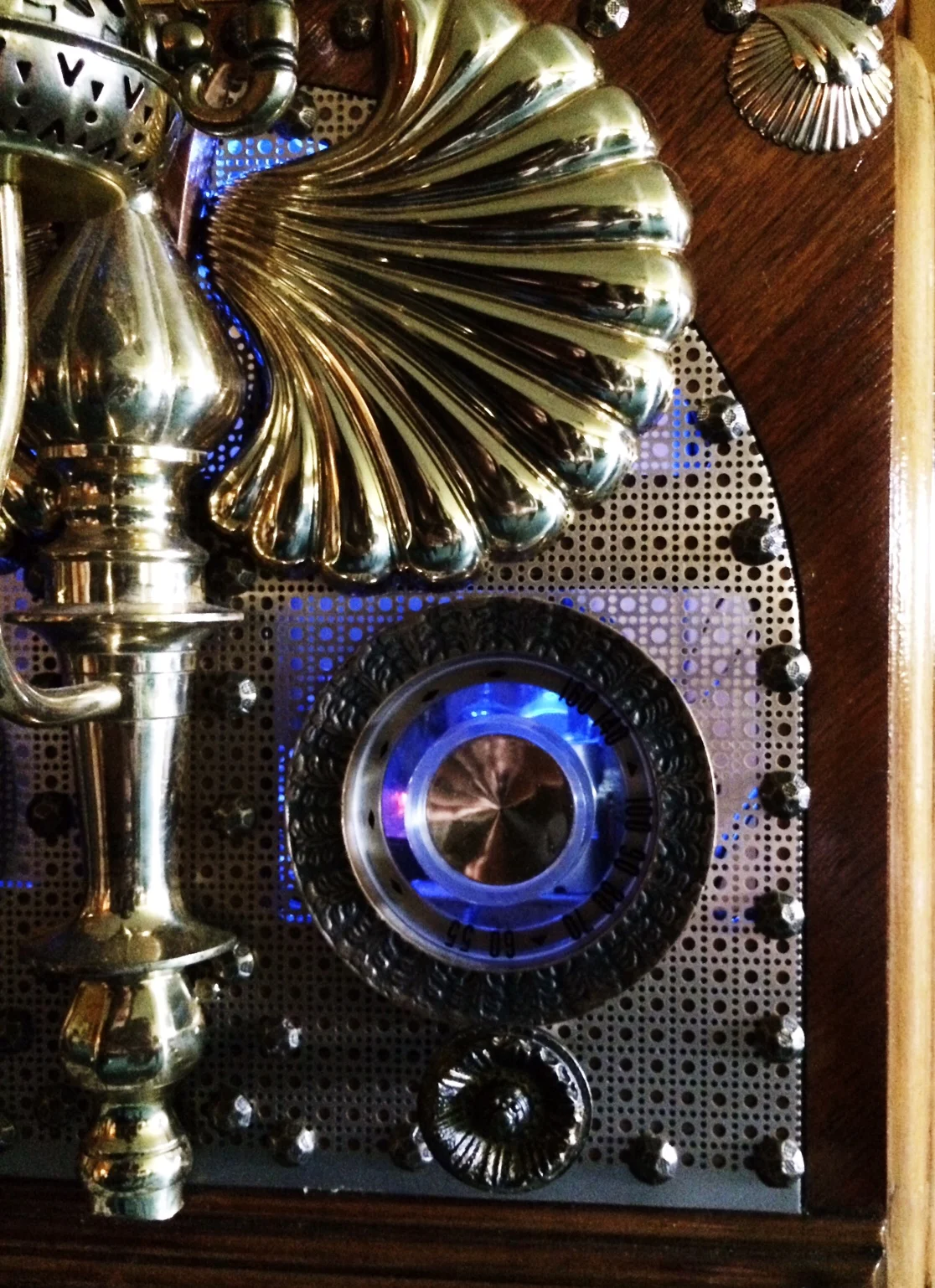 Steampunk-radio-clam-shell-art-dial-light.jpg