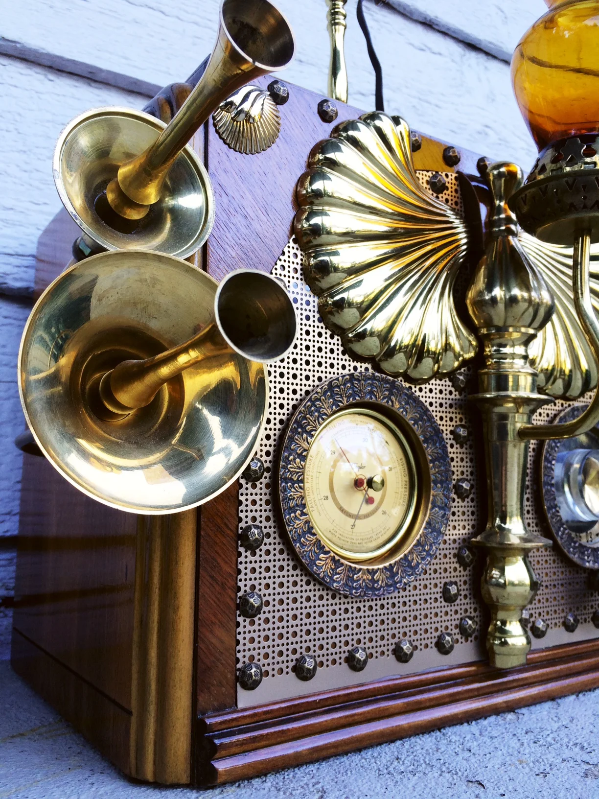 Steampunk-radio-clam-shell-art-speakers.JPG