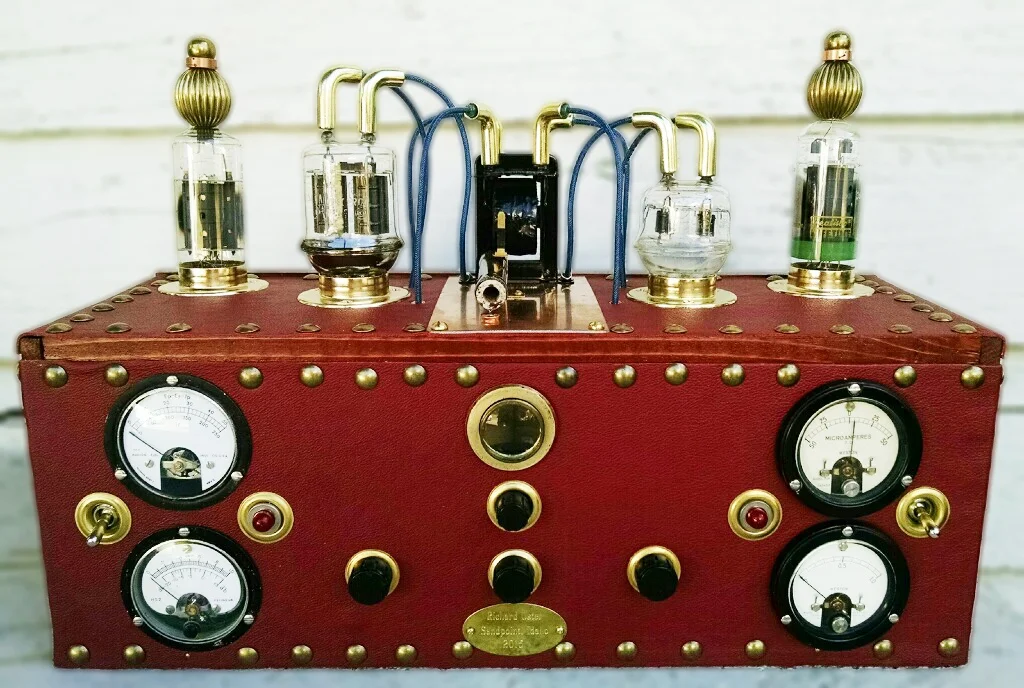 Steampunk-red-leather-radio-front.JPG