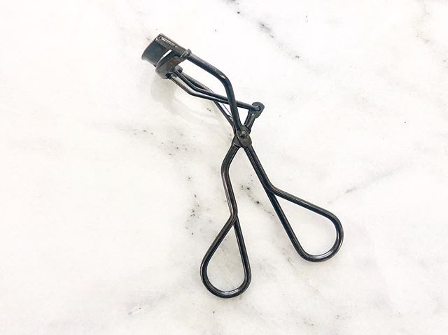 Trusty tool #1: my Shiseido eyelash curler. Perfect for a lifted, curled lash that stays all day. It&rsquo;s opening is also super wide to fit any eye shape which makes it a staple in my kit. 😍 What are your favorite lash curlers??? Let me know in t