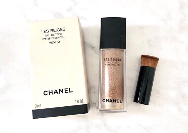 CHANEL LES BEIGES WATER-FRESH TINT💧
.
.
Application:
For the first week and a half of testing this tint, I  applied this product with the small brush it came with&hellip; With the brush, I  found myself working with the product in somewhat of an awk