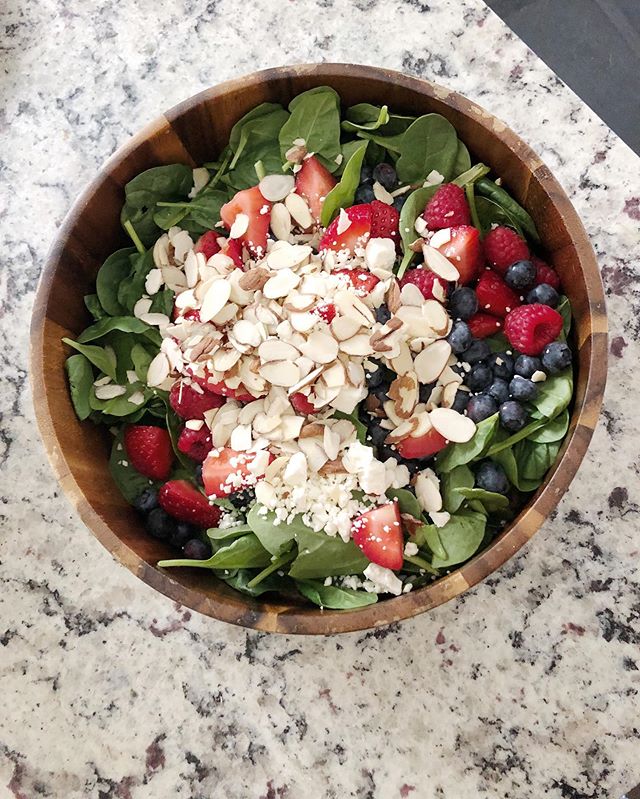 Popping into your feed to offer some salad inspo - I made this salad for the 4th of July and I haven&rsquo;t stopped making it since! I know a lot of people are already making the transition to fall (and I&rsquo;m usually one of those people🙋🏼&zwj;