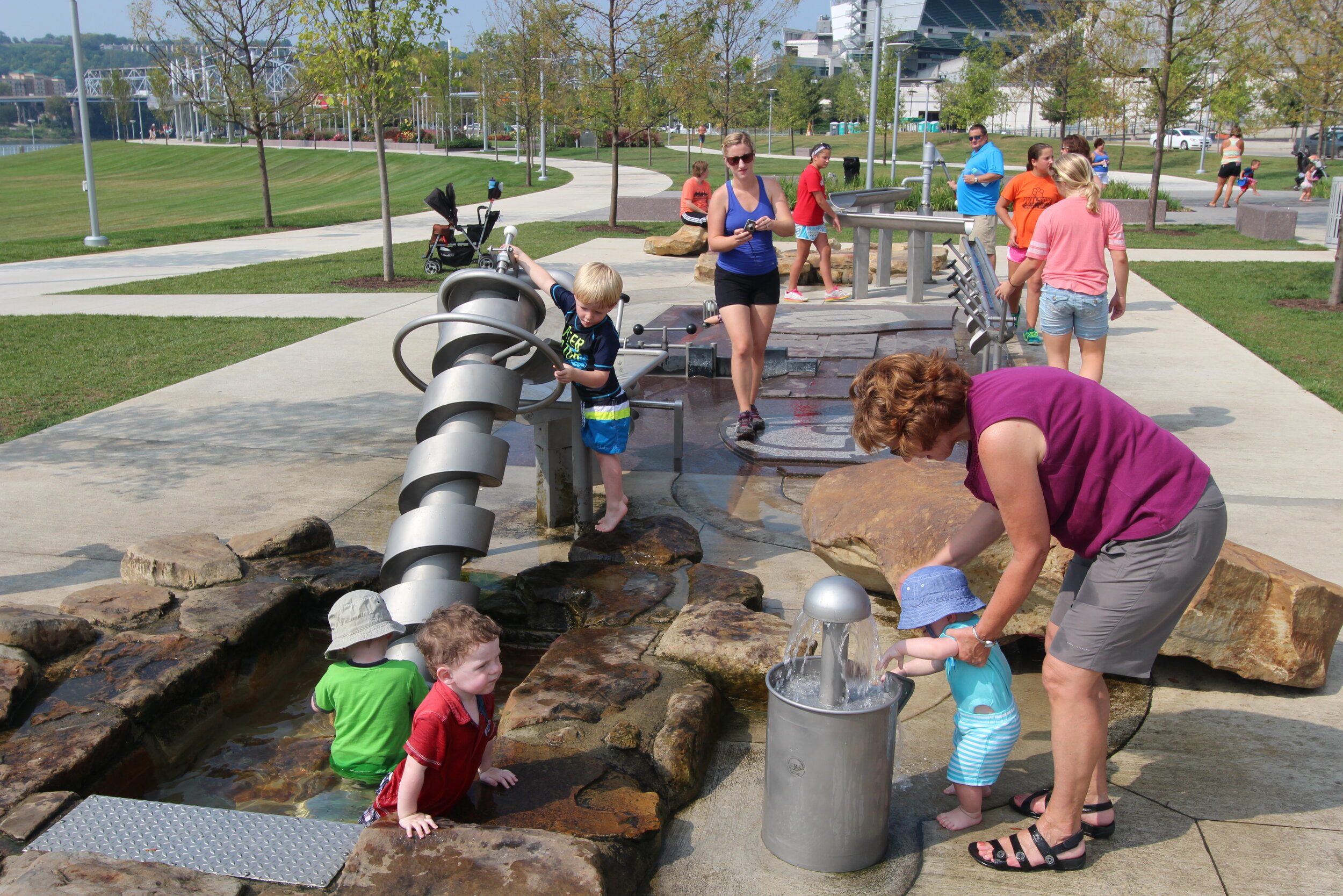  In Cincinnati’s Smale Riverfront Park, Sasaki integrated multiple opportunities for children to interact with water within the Adventure Playground. The playground features a variety of opportunities for kids to grow their social, imaginative, and p