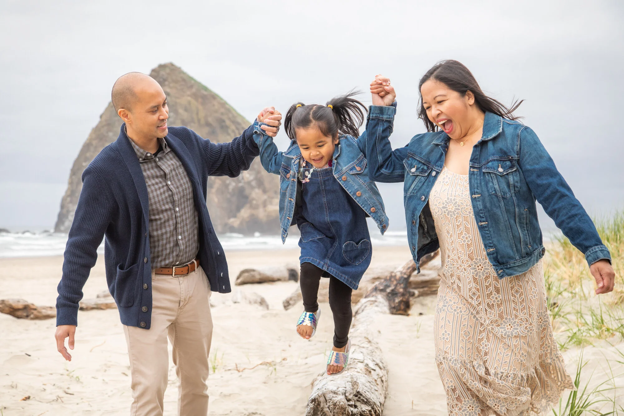 CannonBeach-Family-PhotoSesession-HaystackRock-DanRice21_001.jpg