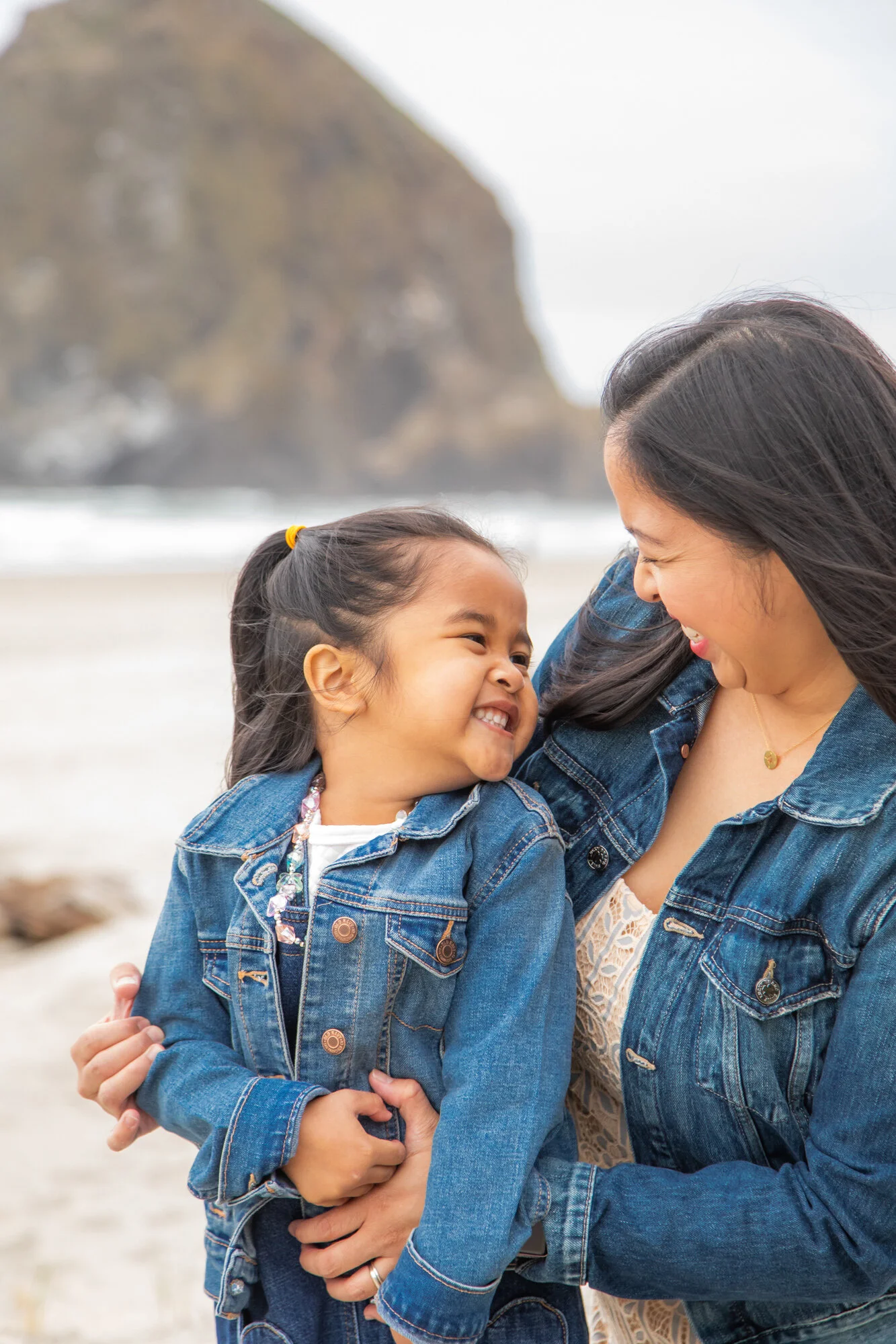 CannonBeach-Family-PhotoSesession-HaystackRock-DanRice21_004.jpg