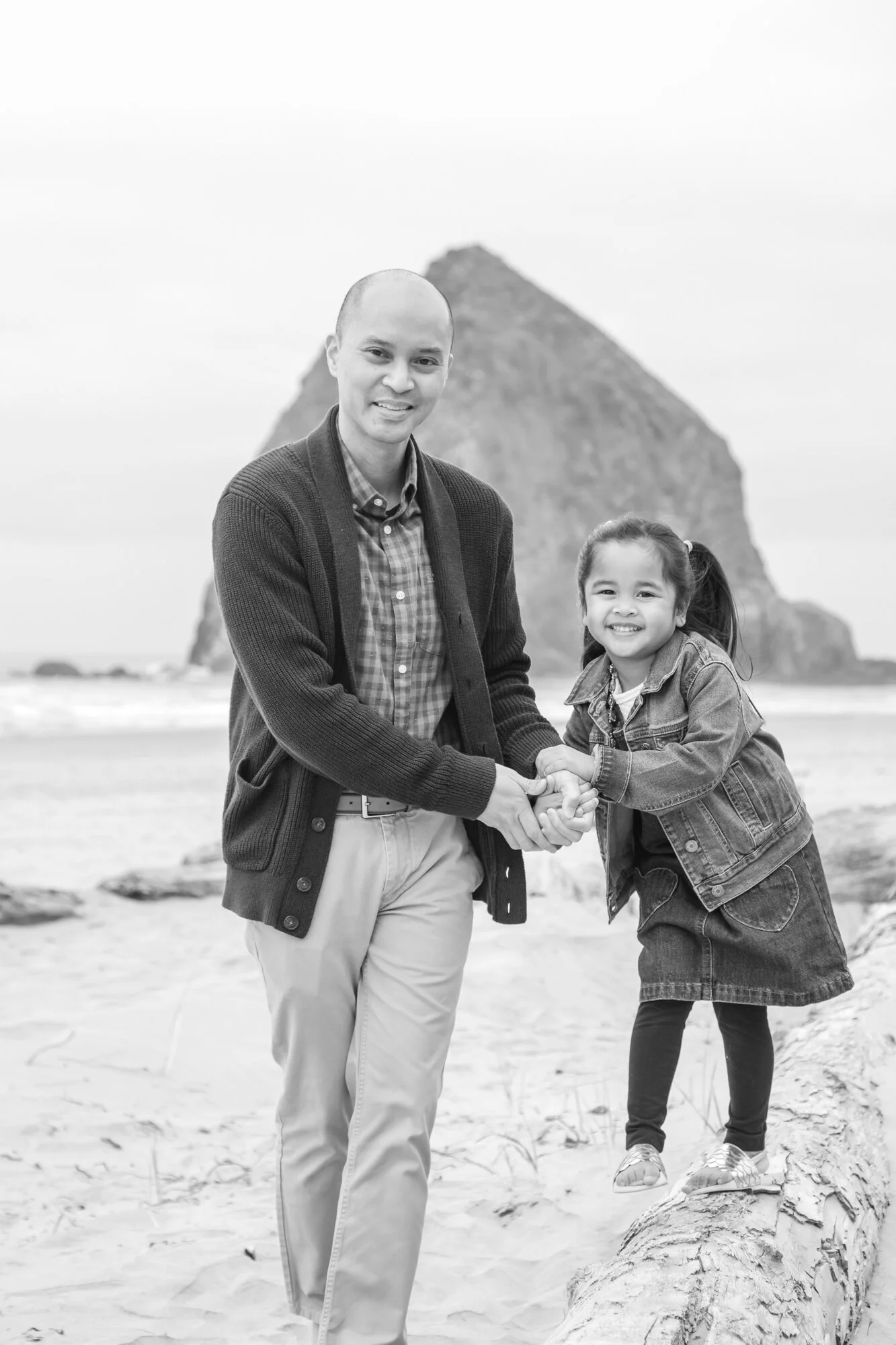 CannonBeach-Family-PhotoSesession-HaystackRock-DanRice21_007.jpg