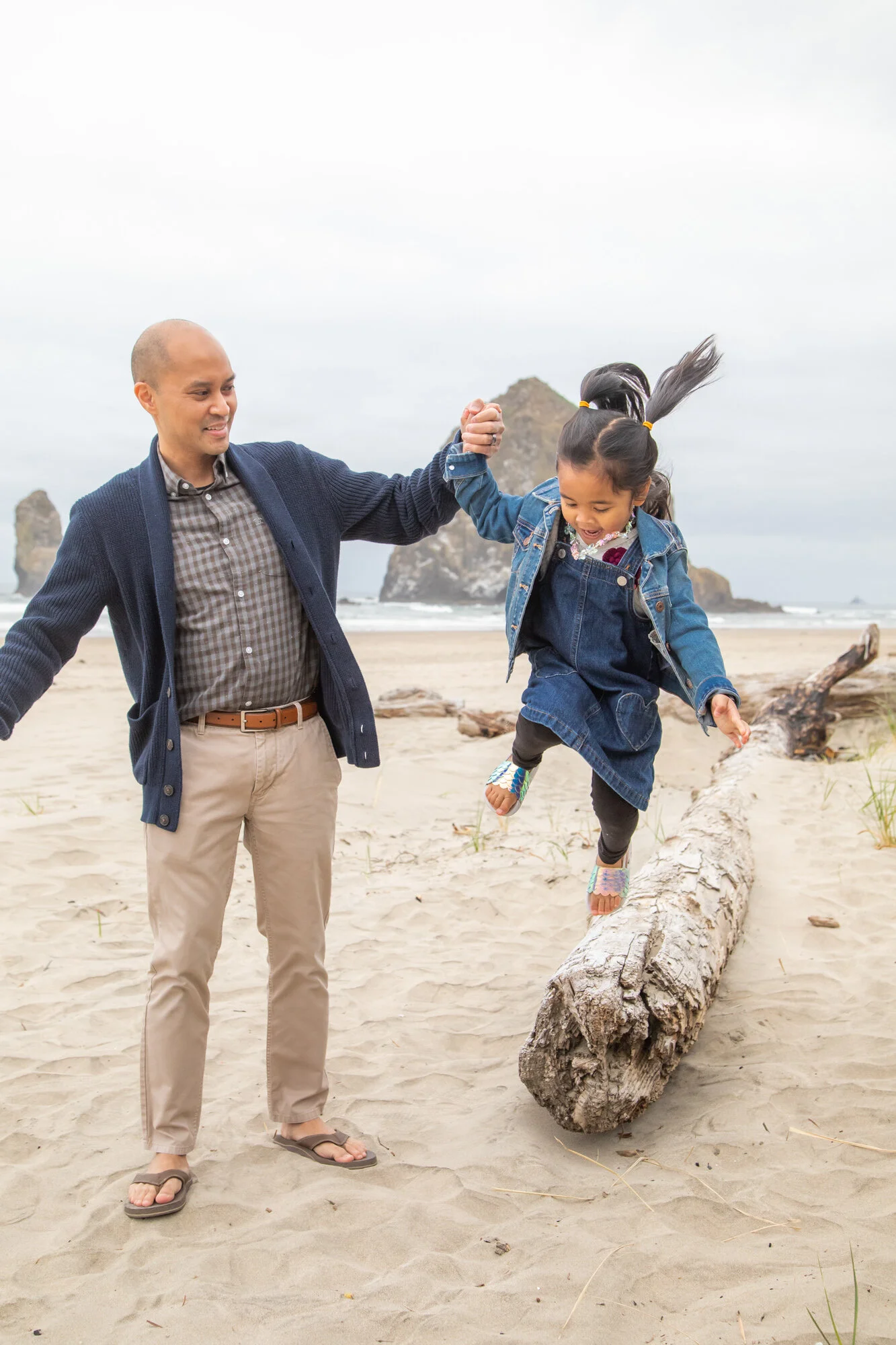 CannonBeach-Family-PhotoSesession-HaystackRock-DanRice21_009.jpg