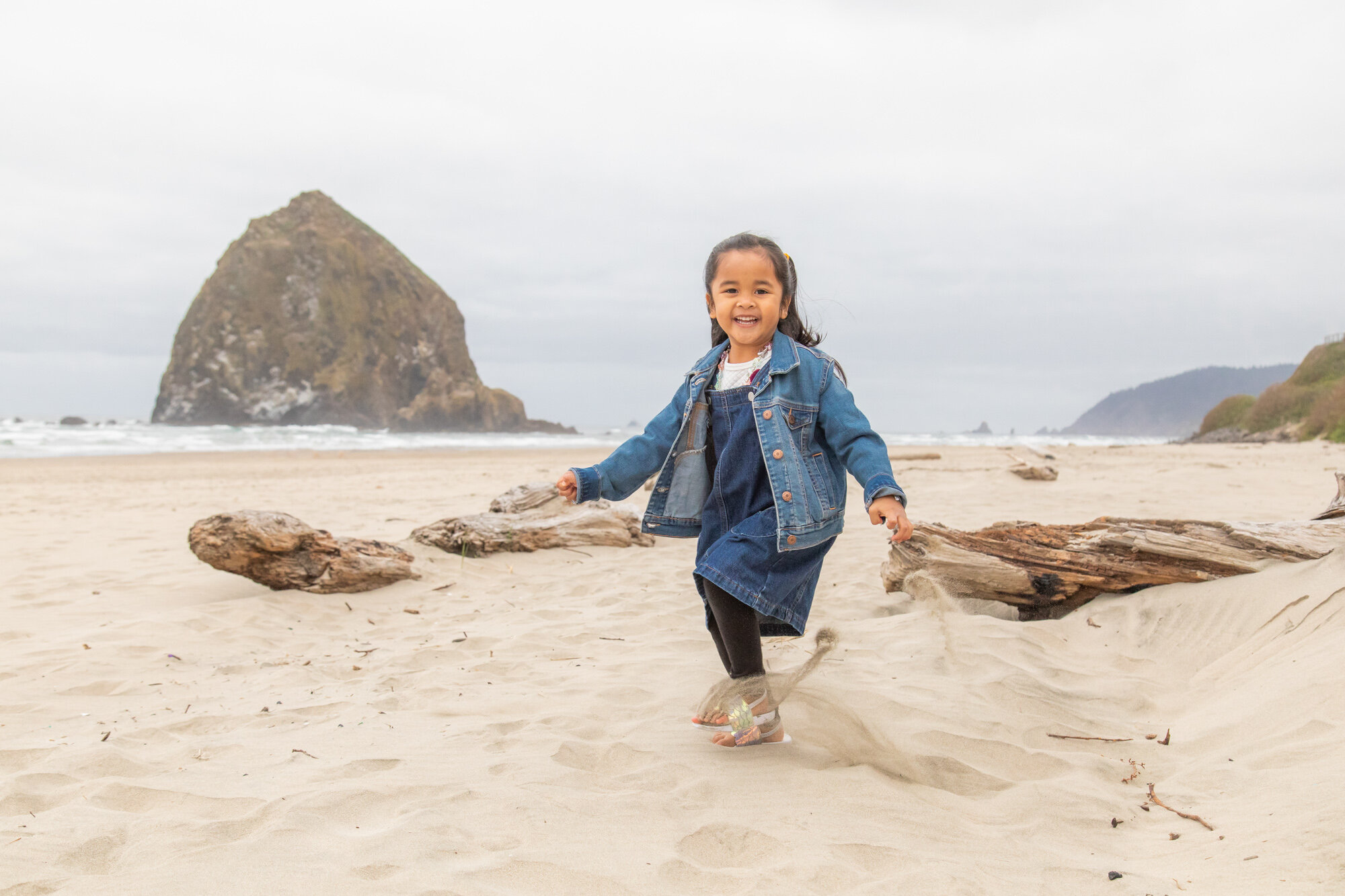 CannonBeach-Family-PhotoSesession-HaystackRock-DanRice21_013.jpg