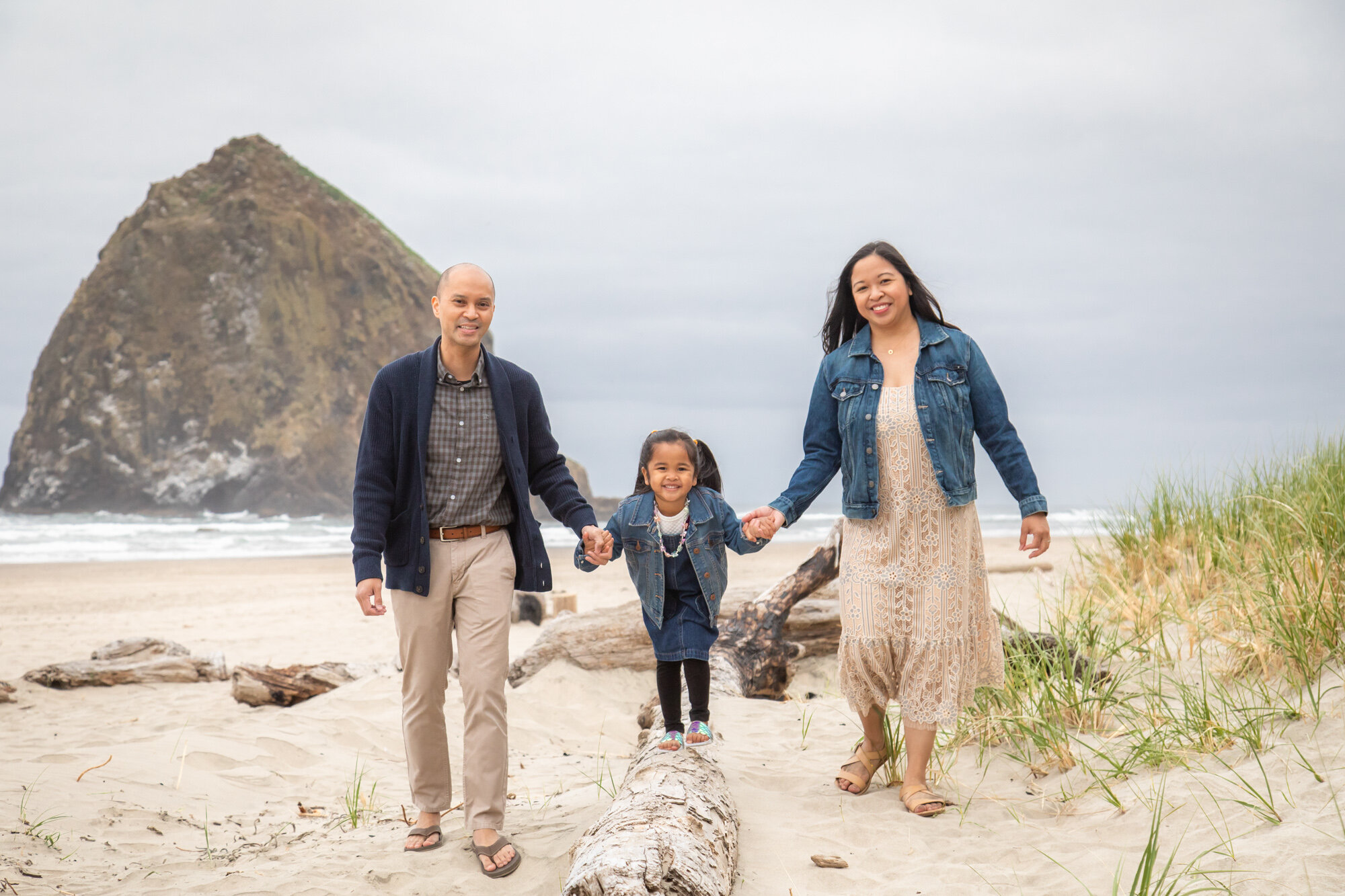 CannonBeach-Family-PhotoSesession-HaystackRock-DanRice21_018.jpg