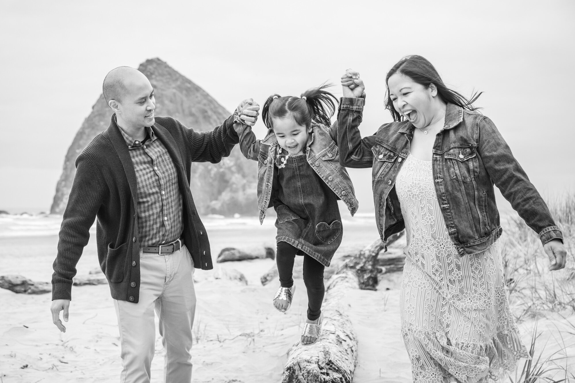 CannonBeach-Family-PhotoSesession-HaystackRock-DanRice21_020.jpg