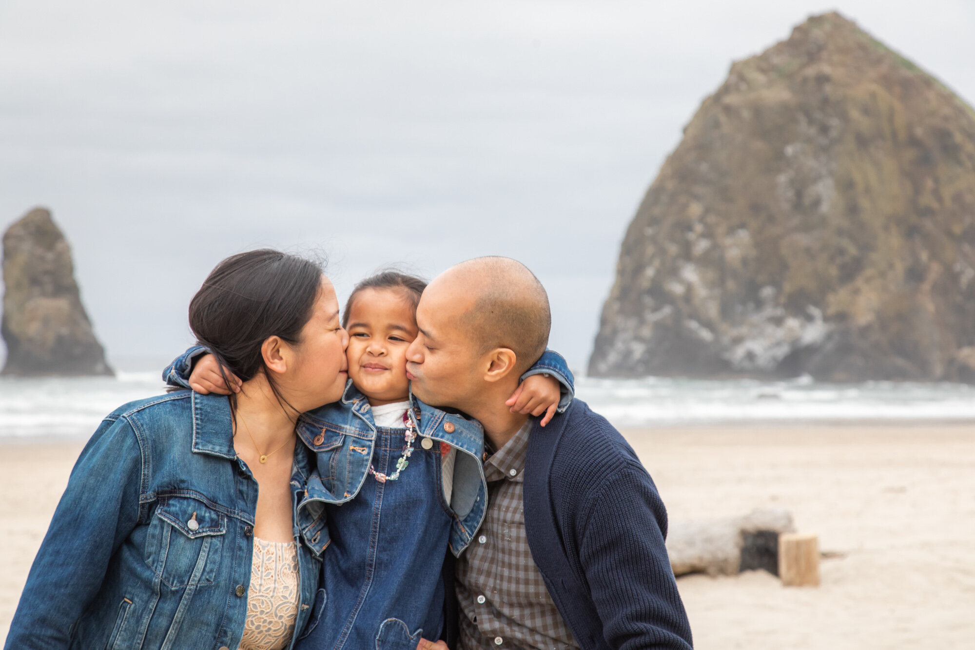 CannonBeach-Family-PhotoSesession-HaystackRock-DanRice21_025.jpg