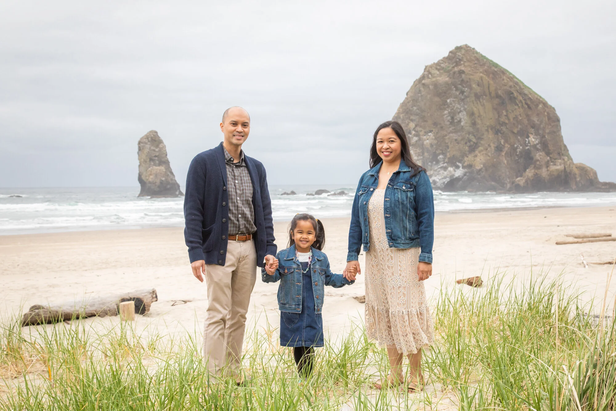 CannonBeach-Family-PhotoSesession-HaystackRock-DanRice21_026.jpg