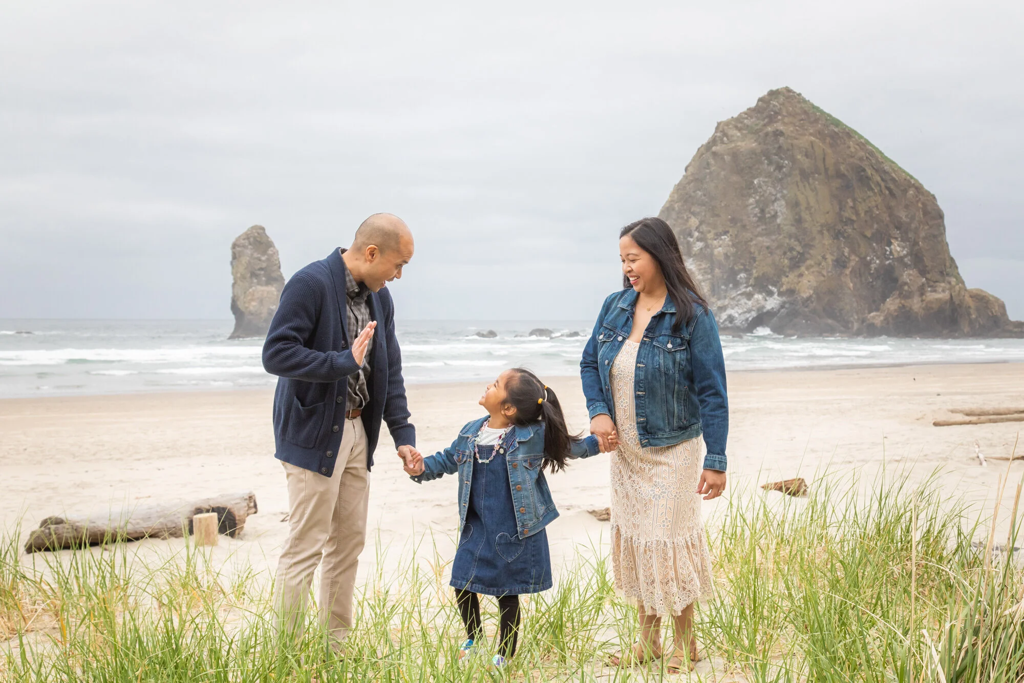 CannonBeach-Family-PhotoSesession-HaystackRock-DanRice21_027.jpg